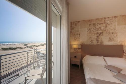 Triple Room with Balcony and Front Sea View image 7