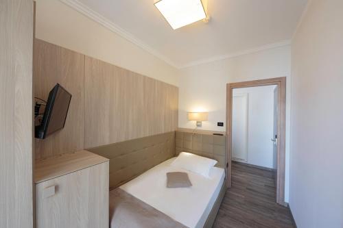 Single Room with Balcony and Lateral Sea View image 8