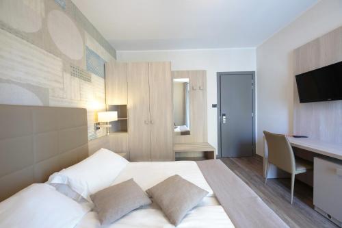 Double or Twin Room with Balcony and Front Sea View image 7