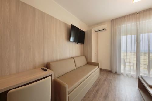 Triple Room with Balcony and Front Sea View image 8