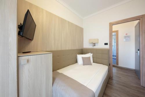 Single Room with Balcony and Lateral Sea View image 9