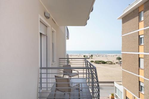 Double or Twin Room with Balcony and Lateral Sea View image 9