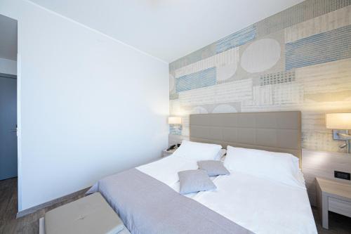 Double or Twin Room with Balcony and Front Sea View image 5