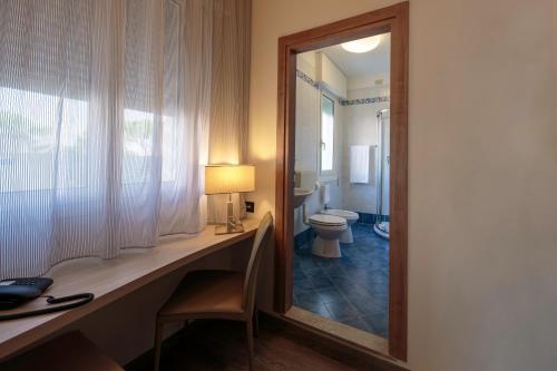 Single Room with Balcony and Lateral Sea View image 5