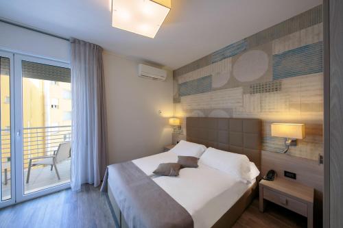 Double or Twin Room with Balcony and Lateral Sea View image 3