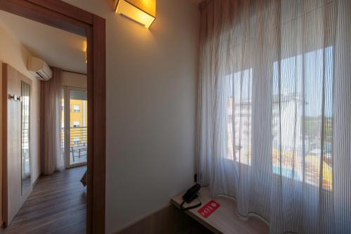 Single Room with Balcony and Lateral Sea View image 7