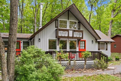 The Gingerbread House: 4 BR chalet, w/ Sunroom/Deck, sleeps 12, modern amenities - Chalet - McGaheysville