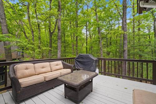 The Gingerbread House: 4 BR chalet, w/ Sunroom/Deck, sleeps 12, modern amenities in McGaheysville, USA
