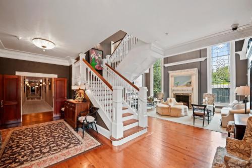 The James Madison Inn - 로비