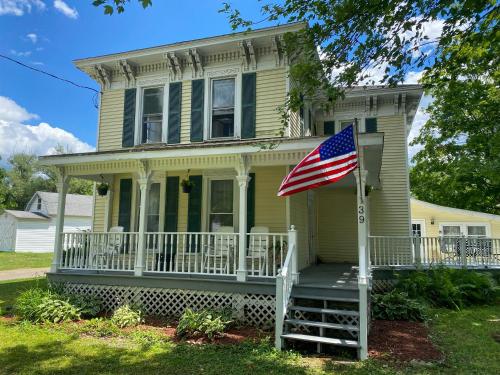 The Kelly House - 4 BR Historic Lodge - Downtown - Ellicottville