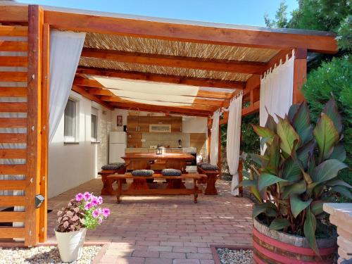 2 bedrooms, 6 beds