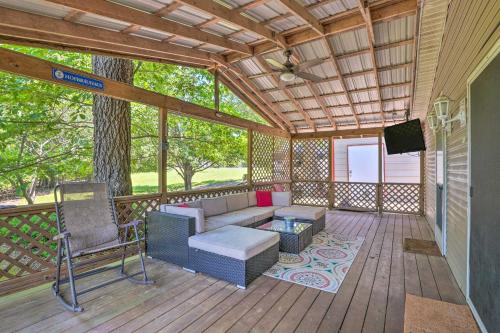Noteworthy Cabin Grill, Walk to Beaver Lake! in Rogers, USA
