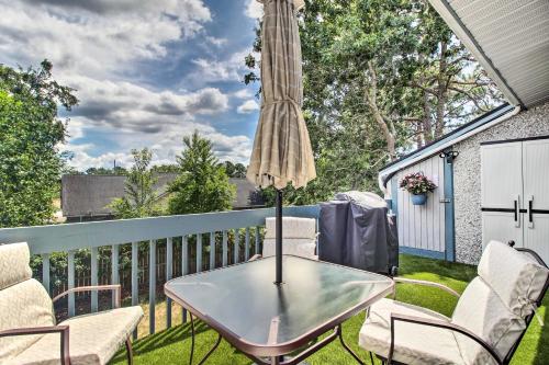 Hinesville Condo Grill, 4 Mi to Fort Stewart in 翰斯維爾 (GA)