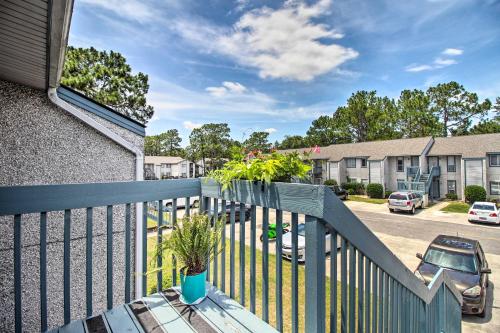 Hinesville Condo Grill, 4 Mi to Fort Stewart