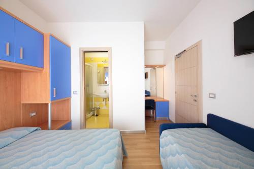 Double Room with Balcony image 10