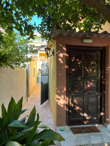  Cosy guesthouse-souterrain with garden in city center in Korinthos