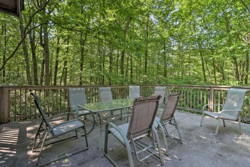 Cabin with Fire Pit and Decks - Walk to Lake Harmony! in Lake Harmony, USA