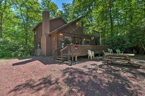 Cabin with Fire Pit and Decks - Walk to Lake Harmony! in Lake Harmony, USA