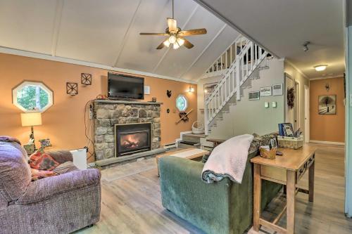 Cabin with Fire Pit and Decks - Walk to Lake Harmony! in Lake Harmony, USA