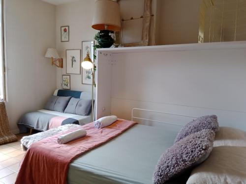 PARIS AUTHENTIC HOUSE Small, bright and calm studio