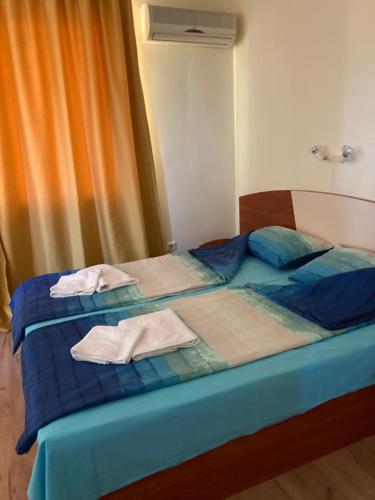 3 twin beds