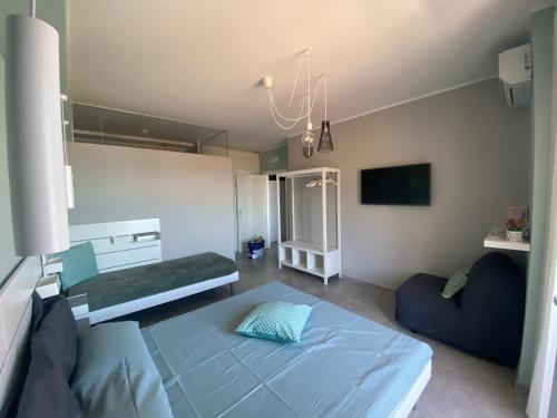 1 queen bed, 2 twin beds