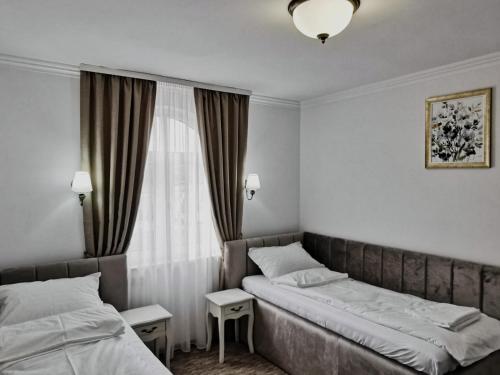 2 twin beds