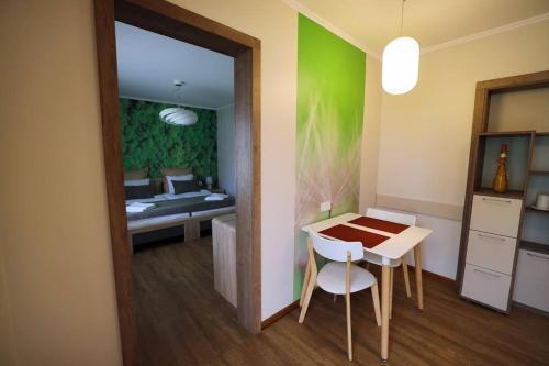 Küche, Mājīgi apartamenti klusā privātmāju rajonā. (Majigi apartamenti klusa privatmaju rajona.) in Cesis