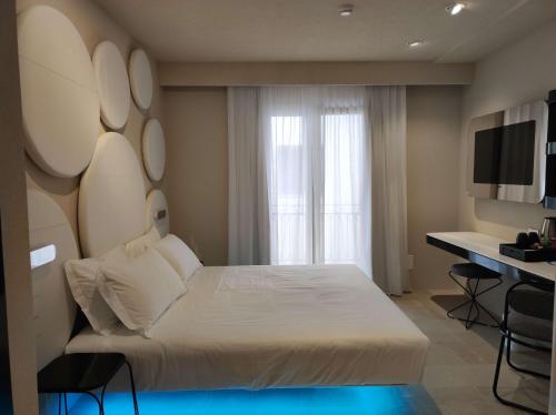 Deluxe Room image 7