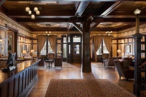 The Sacajawea Hotel - 로비