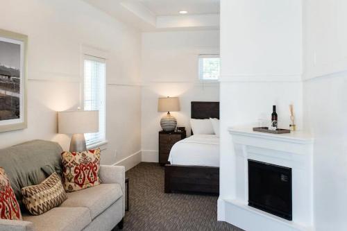 1 king bed, 1 sofa bed