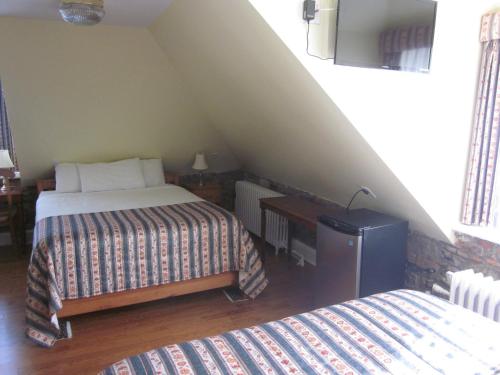 Deluxe Queen Room with Two Queen Beds image 5