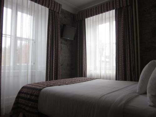 Deluxe Queen Room with Two Queen Beds image 9