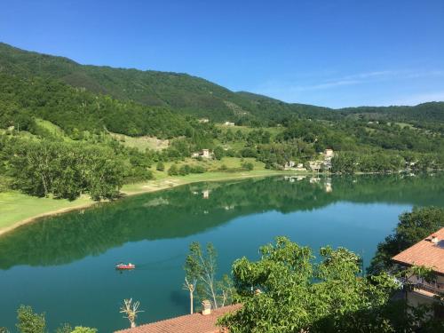 . Casa sul lago Nonna Gio'