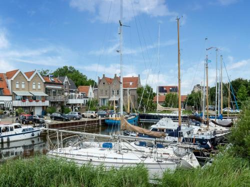 Idyllic holiday home in Ooltgensplaat on the water