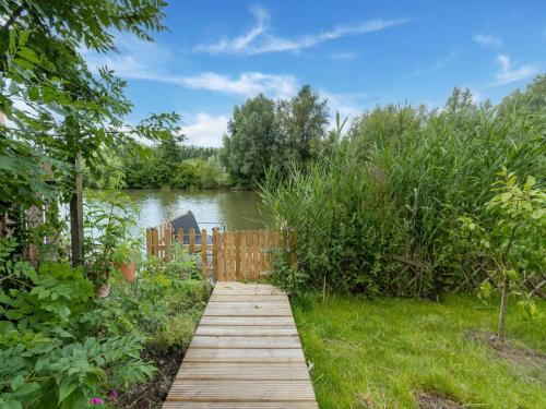 Idyllic holiday home in Ooltgensplaat on the water