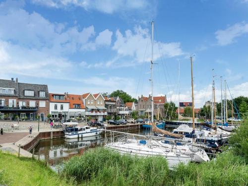 Idyllic holiday home in Ooltgensplaat on the water