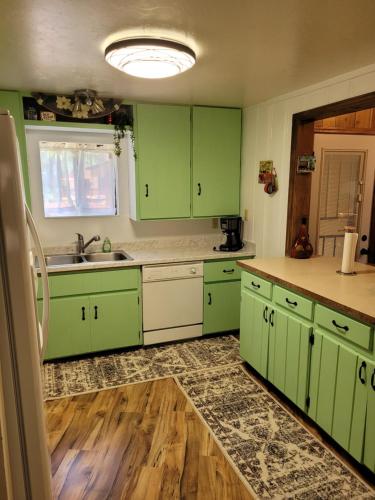 Kitchen, Greer Point Trails End Cabins in Greer (AZ)
