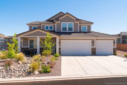 Casa at Ladera Resort, Private Home! Pet Friendly! Hot Tub! Extra Parking in oversized garage!