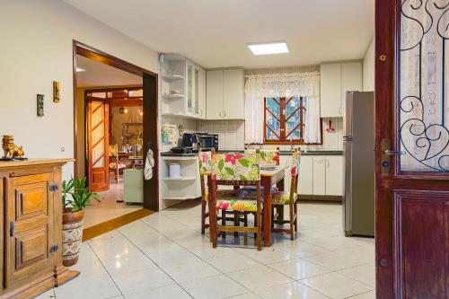 Kitchen, CASA COM PISCINA EM FLORIPA NORTE DA ILHA 15min Jurere in Florianopolis