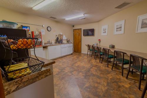 อาหารและเครื่องดื่ม, ทันเดอร์เบิร์ด ลอดจ์ (Thunderbird Lodge) in มิตเซลล์ (SD)