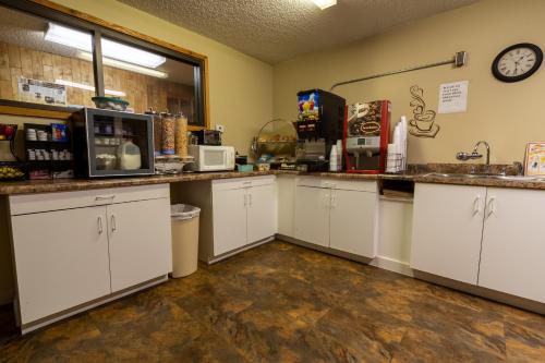 อาหารและเครื่องดื่ม, ทันเดอร์เบิร์ด ลอดจ์ (Thunderbird Lodge) in มิตเซลล์ (SD)