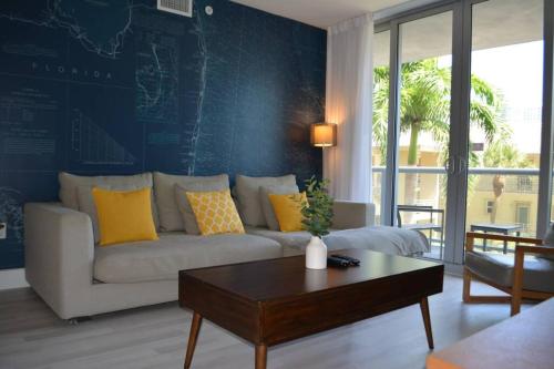 Lovely 1 Bedroom condo 1 Bath w patio & kitchen in Hallandale Beach, USA