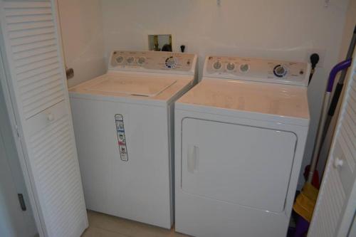 Lovely 1 Bedroom condo 1 Bath w patio & kitchen in Hallandale Beach, USA