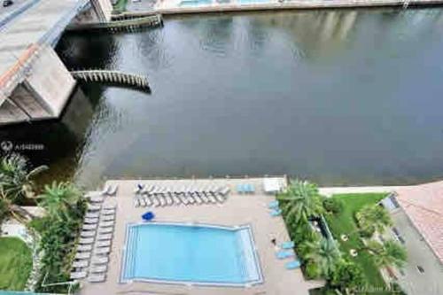 Lovely 1 Bedroom condo 1 Bath w patio & kitchen in Hallandale Beach, USA
