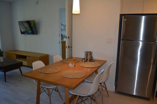 Lovely 1 Bedroom condo 1 Bath w patio & kitchen in Hallandale Beach, USA
