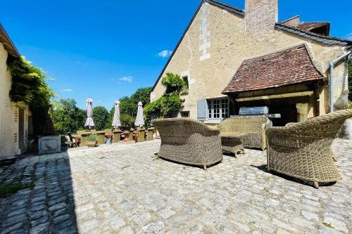 Seigneurie Les Aulnaies exceptional building with swimming pool