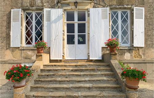 Lovely Home In St Michel D,chavaignes With Outdoor Swimming Pool