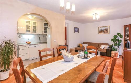  Three-Bedroom Apartment in Vojnic Sinjski in Trilj