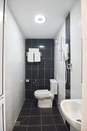 a bathroom with a toilet, sink, and bathtub, K VILA HOTEL in Sungai Petani